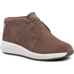 Półbuty CLARKS - Un Rio Mid 261452414 Pebble Suede. Brązowe półbuty damskie Clarks, bez wzorów, ze skóry, bez obcasa, na płaskiej podeszwie, bez zapięcia. W wyprzedaży za 269,00 zł.