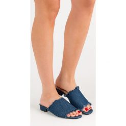JEANSOWE KLAPKI. Niebieskie klapki damskie SMALL SWAN, bez wzorów, z jeansu, bez obcasa. Za 65,90 zł.
