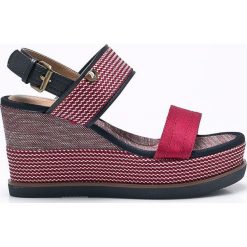 Wrangler - Koturny. Czerwone koturny damskie Wrangler, bez obcasa, na szpilce, na klamry. W wyprzedaży za 179,90 zł.