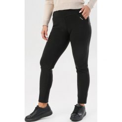 Czarne Spodnie Charevera. Czarne spodnie damskie Born2be, xl, bez wzorów, z tkaniny. Za 79,99 zł.