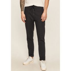 Scotch & Soda - Spodnie. Niebieskie spodnie męskie Scotch & Soda, na co dzień, bez wzorów, z bawełny. W wyprzedaży za 399,90 zł.