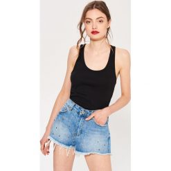 Bawełniany top basic - Czarny. Czarne topy damskie Sinsay, s, bez wzorów, z bawełny, bez kołnierzyka. Za 7,99 zł.