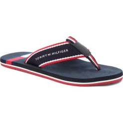 Japonki TOMMY HILFIGER - Corporate Flag Beach Sandal FM0FM01605 Midnight 403. Niebieskie klapki męskie TOMMY HILFIGER, ze skóry, bez zapięcia. W wyprzedaży za 119,00 zł.