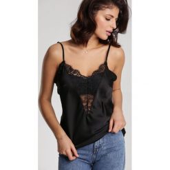 Czarny Top Rheteia. Czarne bluzki dziewczęce Renee, bez wzorów, z tkaniny, z dekoltem w serek, bez rękawów, bez kaptura. Za 49,99 zł.