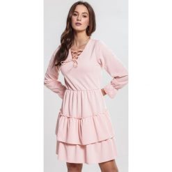 Jasnopomarańczowa Sukienka Loner. Pomarańczowe sukienki damskie Renee, s, z aplikacjami, mini, rozkloszowane. Za 79,99 zł.