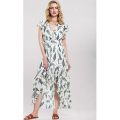 Biało-Zielona Sukienka Variety Of. Białe sukienki damskie other, s, bez wzorów, bez kołnierzyka, bez rękawów, midi. Za 129,99 zł.