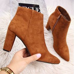Botki damskie na słupku camel Sergio Leone - camel. Brązowe botki damskie Sergio Leone, bez obcasa, na słupku, bez zapięcia. Za 111,99 zł.