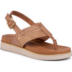 Sandały WRANGLER - Thalia Karen Thong WL01594A Sand 025. Pomarańczowe klapki damskie Wrangler, bez wzorów, ze skóry ekologicznej, bez obcasa. W wyprzedaży za 159,00 zł.