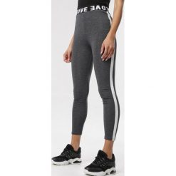 Ciemnoszare Legginsy Sirelee. Szare legginsy sportowe damskie Born2be, s, z nadrukiem, z dzianiny, z podwyższonym stanem, na fitness i siłownię. Za 39,99 zł.