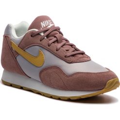 Buty NIKE - Outburst AO1069 201 Smokey Mauve/Wheat Gold. Szare półbuty damskie Nike, na co dzień, bez wzorów, ze skóry, bez obcasa, na płaskiej podeszwie, bez zapięcia. W wyprzedaży za 319,00 zł.