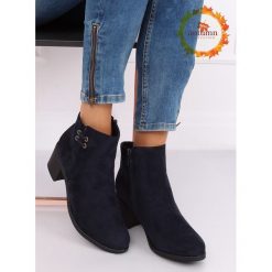 Botki damskie na obcasie granatowe 8B982 BLUE. Niebieskie botki damskie obuwie damskie, z zamszu, klasyczne, bez obcasa, na obcasie, bez zapięcia. Za 113,61 zł.