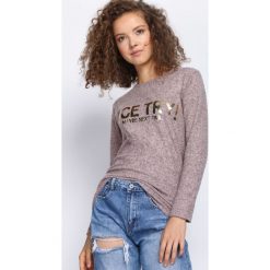 Różowa Bluzka Sameness. Czerwone bluzki longsleeves Born2be, l, z nadrukiem, z okrągłym kołnierzem. Za 34,99 zł.