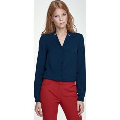 Granatowa bluzka z wycięciami na dekolcie. Bluzki damskie NIFE, xl, bez wzorów, z poliesteru, eleganckie, z klasycznym kołnierzykiem, bez rękawów. Za 139,00 zł.