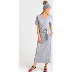 SUKIENKA MANA WEEKEND MAX MARA. Szare sukienki damskie Weekend Max Mara, na co dzień, xl, w paski, z materiału, bez kołnierzyka, bez rękawów, maxi, proste. Za 503,40 zł.