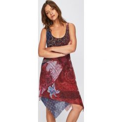 Desigual - Sukienka. Czerwone sukienki damskie Desigual, na co dzień, s, bez wzorów, z dzianiny, casualowe, z okrągłym kołnierzem, bez rękawów, mini, proste. Za 399,90 zł.