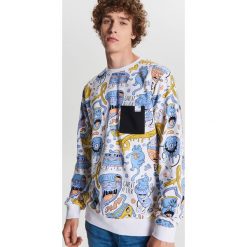 Bluza z grafiką all over - Biały. Białe bluzy męskie Cropp, s, bez wzorów, bez kołnierzyka, bez rękawów, bez kaptura. Za 99,99 zł.