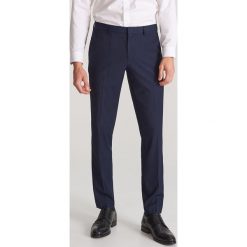 Spodnie garniturowe slim fit - Granatowy. Niebieskie spodnie garniturowe męskie Reserved, bez wzorów. Za 149,99 zł.