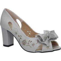 Szare ażurowe czółenka peep toe z kokardą na słupku casu 1990/l. Szare czółenka damskie Casu, bez wzorów, z otwartym noskiem, bez obcasa, na słupku. Za 119,99 zł.