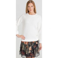 SWETER REGULAR FIT ARMANI EXCHANGE. Białe swetry damskie Armani Exchange, s, bez wzorów, z dzianiny, bez rękawów, bez kaptura. Za 219,50 zł.