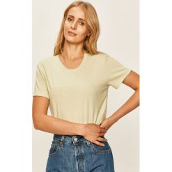 Levi's - T-shirt. Zielone bluzki damskie Levi's®, s, z nadrukiem, z bawełny, casualowe, z okrągłym kołnierzem, z krótkim rękawem. Za 129,90 zł.