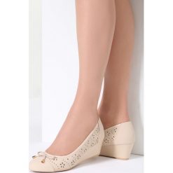 Ciemnobeżowe Koturny Sweatheart. Brązowe koturny damskie vices, na niskim obcasie, na koturnie, bez zapięcia. Za 39,99 zł.