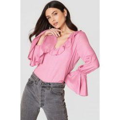NA-KD Boho Top z falbanką - Pink. Różowe topy damskie marki NA-KD Boho, bez wzorów, z tkaniny, z falbankami. W wyprzedaży za 30,47 zł.