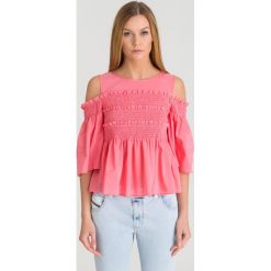 Różowa bluzka off-shoulder Patrizia Pepe. Różowe bluzki damskie Patrizia Pepe, z aplikacjami, z bawełny, z okrągłym kołnierzem, bez rękawów. Za 387,60 zł.