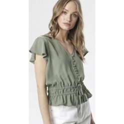 Ciemnozielona Bluzka Loraexie. Zielone bluzki damskie Born2be, xl, bez wzorów, z falbankami, z krótkim rękawem. Za 69,99 zł.