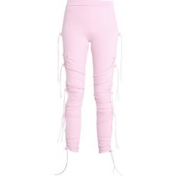 Fenty PUMA by Rihanna RUCHING Legginsy pink lady. Różowe spodnie damskie marki Fenty PUMA by Rihanna, m, z elastanu. Za 839,00 zł.