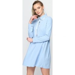 Niebieska Sukienka Holiday. Niebieskie sukienki damskie Born2be, s, bez wzorów, z wykładanym kołnierzem, bez rękawów, długie, mini, rozkloszowane. Za 59,99 zł.