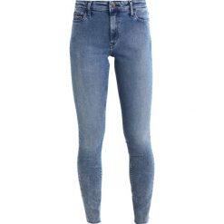 Tommy Jeans HIGH RISE SANTANA 7/8 Jeans Skinny Fit blue denim. Niebieskie jeansy damskie marki Tommy Jeans, z bawełny. W wyprzedaży za 356,85 zł.