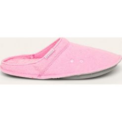 Crocs - Kapcie. Niebieskie kapcie damskie Crocs, bez wzorów, z materiału, bez obcasa. Za 129,90 zł.