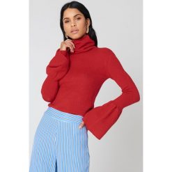 NA-KD Dzianinowy sweter z wycięciami na ramionach - Red. Czerwone swetry klasyczne damskie marki NA-KD, z dzianiny, z okrągłym kołnierzem. W wyprzedaży za 73,17 zł.