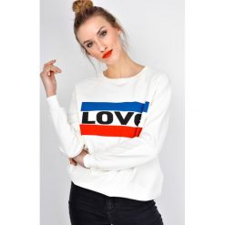 Bluza oversize z nadrukiem LOVE. Białe bluzy sportowe damskie marki Zoio, z nadrukiem, z elastanu, z długim rękawem, długie. Za 39,99 zł.