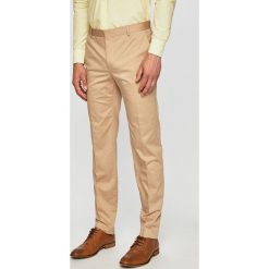 Calvin Klein - Spodnie. Brązowe spodnie męskie Calvin Klein, z haftami, z elastanu. W wyprzedaży za 379,90 zł.
