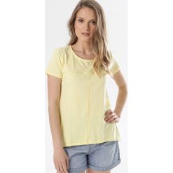 Jasnożółty T-shirt Assathea. Żółte bluzki damskie Born2be, s, bez wzorów, bez kołnierzyka. W wyprzedaży za 39,99 zł.