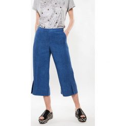 Spodnie w kolorze niebieskim. Niebieskie spodnie damskie Deni Cler, z denimu, z podwyższonym stanem. W wyprzedaży za 299,95 zł.