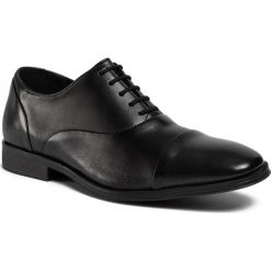 Półbuty CLARKS - Gilman Cap 261490337 Black. Czarne buty wizytowe męskie Clarks, bez wzorów, ze skóry, eleganckie, bez zapięcia. Za 429,00 zł.