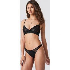 NA-KD Lingerie Stringi z koronką - Black. Czarne stringi NA-KD Lingerie, w koronkowe wzory, z koronki. Za 52,95 zł.