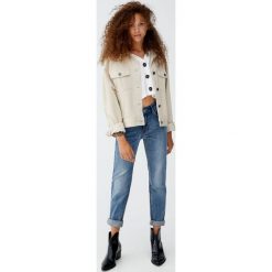 Jeansy slim fit z wysokim stanem. Niebieskie jeansy damskie marki Pull&Bear, bez wzorów, z jeansu, z podwyższonym stanem. Za 99,90 zł.