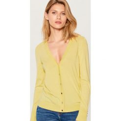 Dopasowany sweter z zapięciem na guziki - Żółty. Żółte swetry damskie Mohito, s, bez wzorów, bez rękawów, bez kaptura. W wyprzedaży za 39,99 zł.