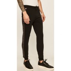 Guess Jeans - Spodnie. Czarne spodnie męskie Guess Jeans, xl, z aplikacjami, z elastanu. W wyprzedaży za 269,90 zł.