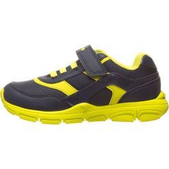 Sneakersy w kolorze granatowo-żółtym. Żółte trampki chłopięce geox kids, bez wzorów, na sznurówki. W wyprzedaży za 99,95 zł.