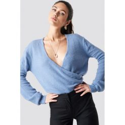 NA-KD Trend Sweter z kopertowym dekoltem - Blue. Niebieskie swetry klasyczne damskie NA-KD Trend. Za 121,95 zł.