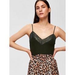 Top w kolorze khaki. Brązowe topy damskie Selected Femme, l, w koronkowe wzory, z koronki, bez kołnierzyka. W wyprzedaży za 65,95 zł.