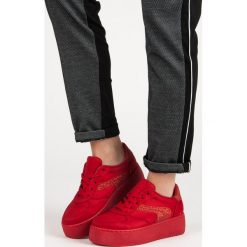 ZAMSZOWE BUTY SPORTOWE. Czerwone buty sportowe damskie Merg, bez wzorów, z zamszu, sportowe. Za 41,00 zł.