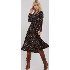 Czarna Sukienka Cordeaux. Czarne sukienki damskie Renee, s, w paski, z tkaniny, wizytowe, z kokardą, długie, midi, rozkloszowane. Za 119,99 zł.