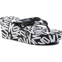 Japonki DKNY - Nola K2911128 Black. Czarne klapki damskie DKNY, z aplikacjami, z tworzywa sztucznego, bez obcasa, na obcasie. Za 189,00 zł.