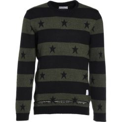 Swetry klasyczne męskie: The Editor CAMOU CREW Sweter military green