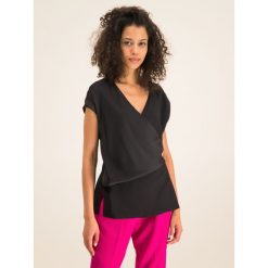 Bluzka DKNY P9KA7DLI. Czarne bluzki damskie DKNY, l, bez wzorów, z poliesteru, bez kołnierzyka, bez rękawów. W wyprzedaży za 299,00 zł.